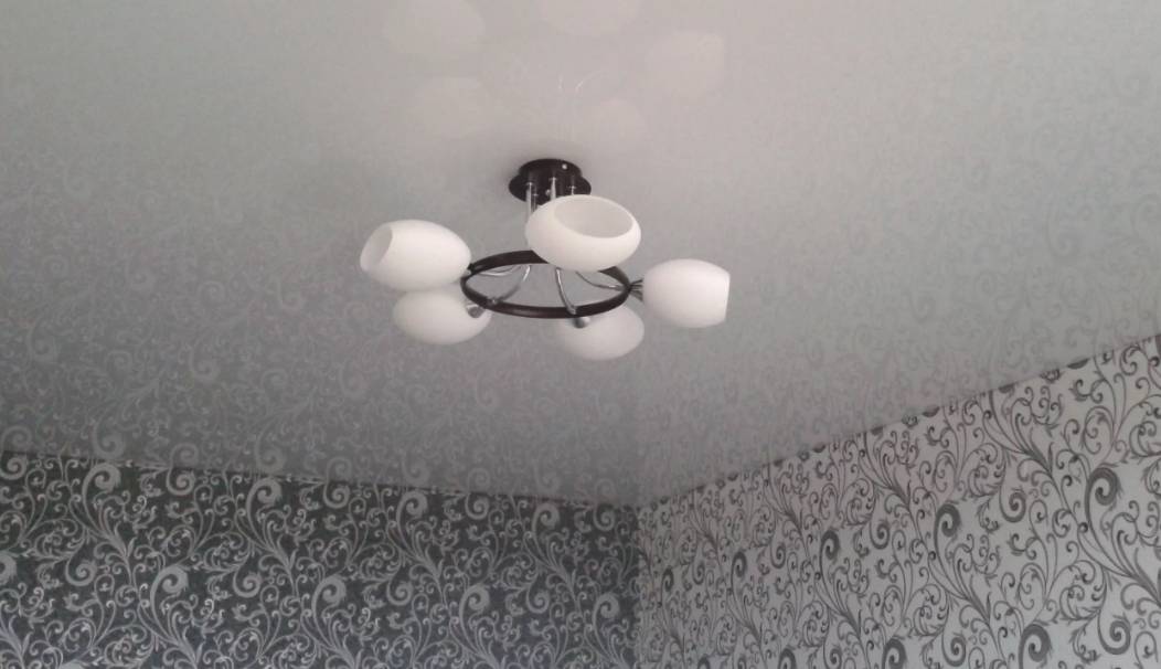 Как правильно установить светильники в натяжной потолок своими руками? пошаговая инструкция монтажа - все об электрике от экспертов