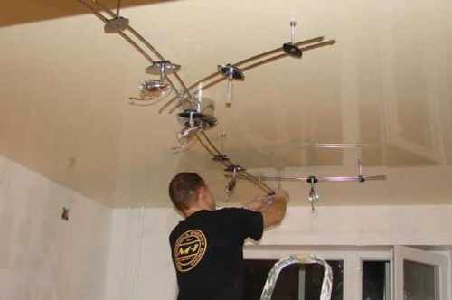 Как повесить люстру на натяжной потолок: видео и фото установки