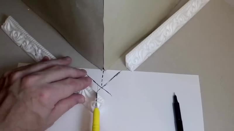 Как правильно сделать угол на потолочном плинтусе своими руками: как вырезать внутренние и наружные углы на галтелях, видео