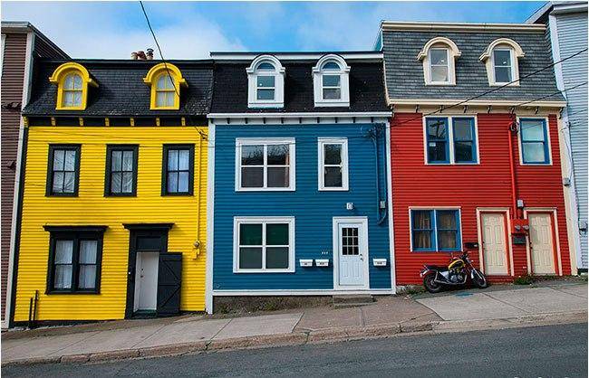 Покраска деревянного дома: как и чем покрасить снаружи и внутри