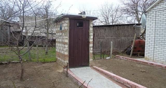 Уличный туалет на даче своими руками: виды конструкций, чертежи и этапы работ