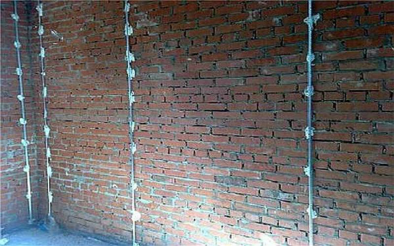 Чем и как выравнивать стены в квартире под обои