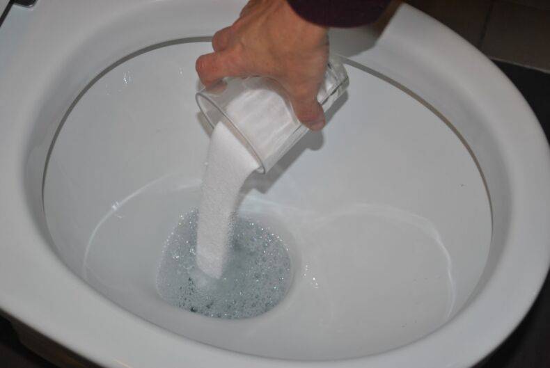 Как прочистить унитаз: как устранить засор, если забился унитаз, что делать, если засорился, как пробить туалет своими руками без вантуза и троса, средство для прочистки самостоятельно