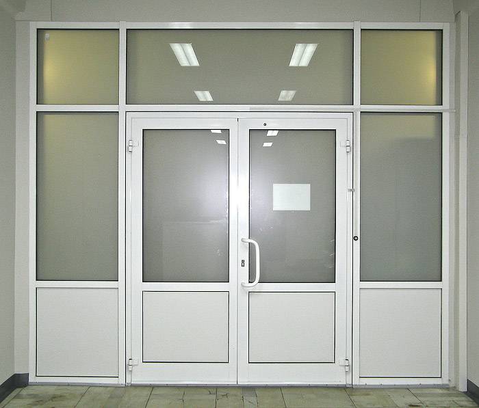 Все особенности, преимущества и недостатки входных групп со стеклом , нюансы установки таких дверей