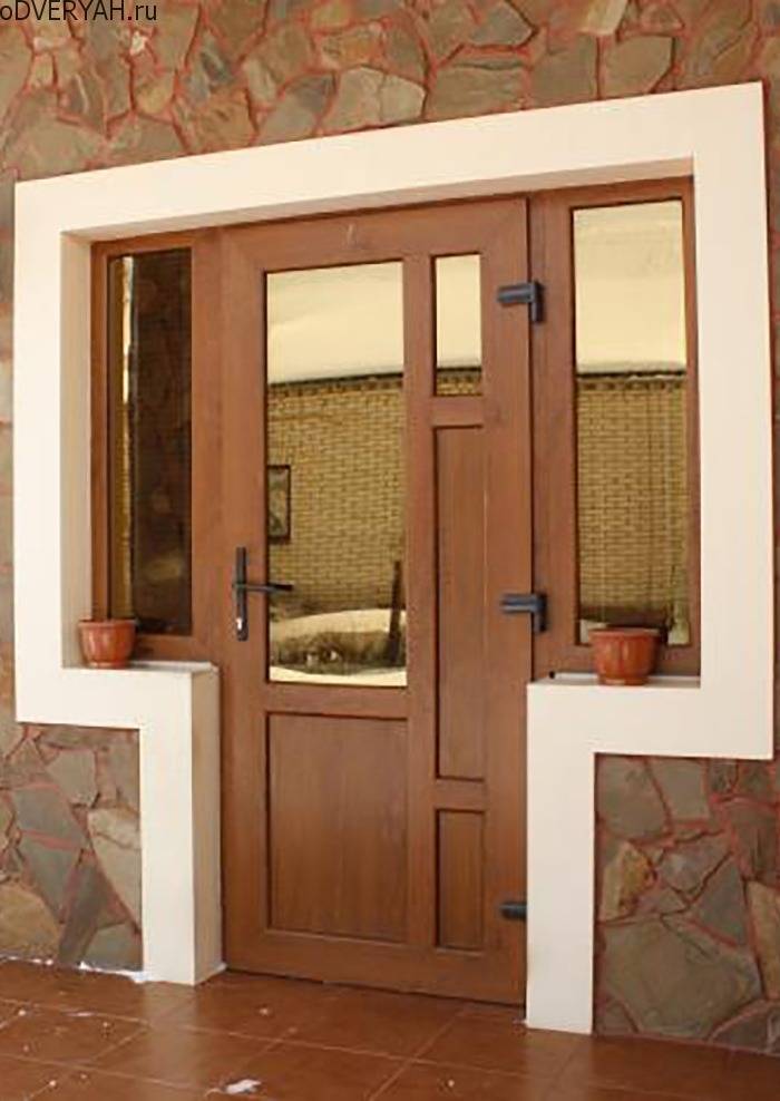 Входная дверь со стеклом и ковкой: виды, функции, особенности