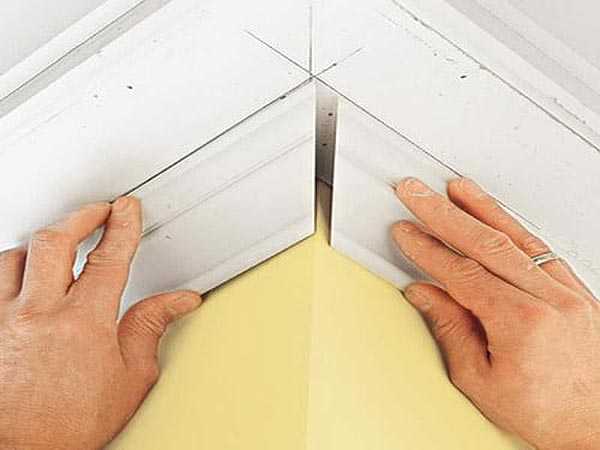 Как правильно приклеить потолочный плинтус к натяжному потолку: пошаговая инструкция