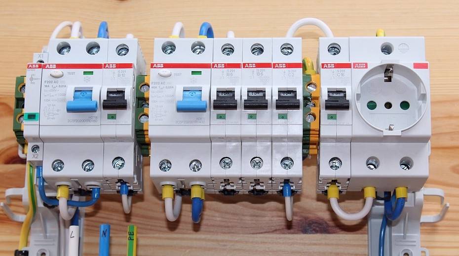 Подключение электросчетчика своими руками: как правильно подключить однофазный и трехфазный прибор к сети в частном доме или на даче, схемы и видео