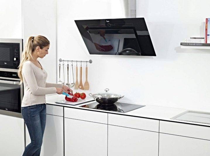 Что выбрать: полноценную вытяжку или очиститель воздуха на кухню?