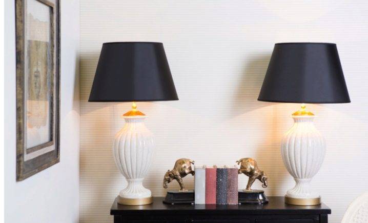 Красивые настольные лампы в дизайне интерьеров