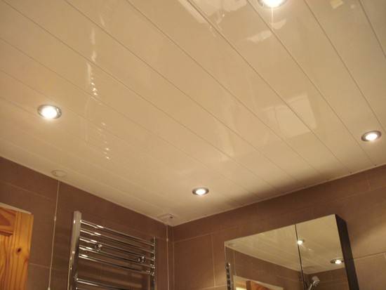 Какой потолок лучше сделать в ванной: сравнение материалов
