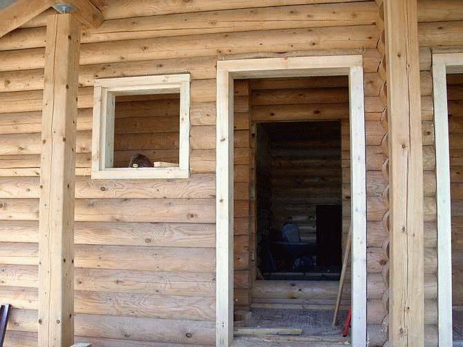 Окосячка окон и дверей в деревянном доме — установка своими руками