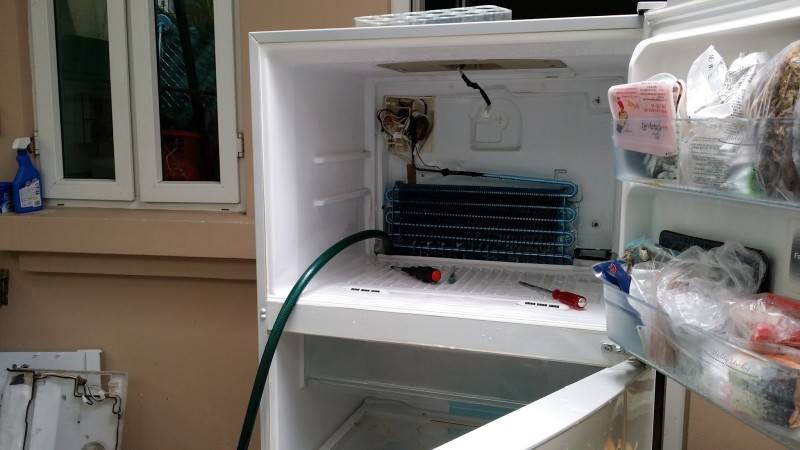 Почему стучит холодильник: поиск причин и методы устранения стука