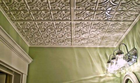 Какой потолок лучше сделать в ванной - советы по выбору варианта отделки