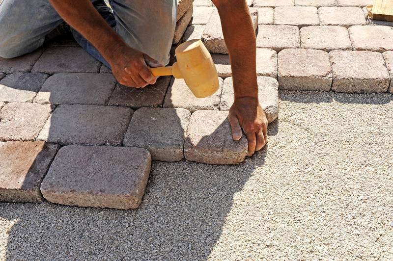 Укладка тротуарной плитки своими руками — пошаговая инструкция