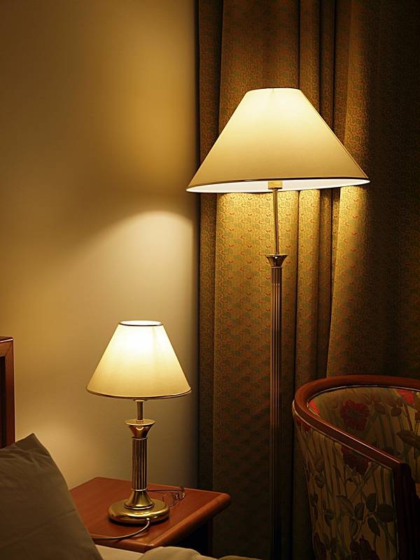 Настольные лампы для спальни: как создать дополнительное освещение