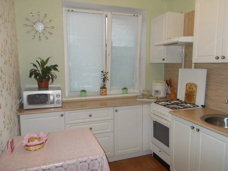 Кухонные гарнитуры для маленькой кухни (30 фото)