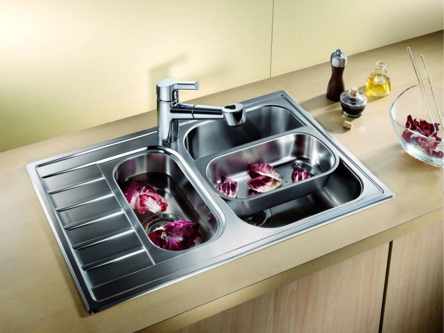 Угловая мойка на кухне: удобно или нет мыть посуду, удачное расположение в примерах (15 фото)