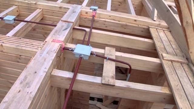 Как самому проложить электропроводку в деревянном доме