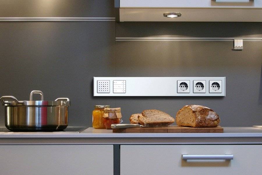 Как установить вытяжку на кухне над газовой плитой своими руками?