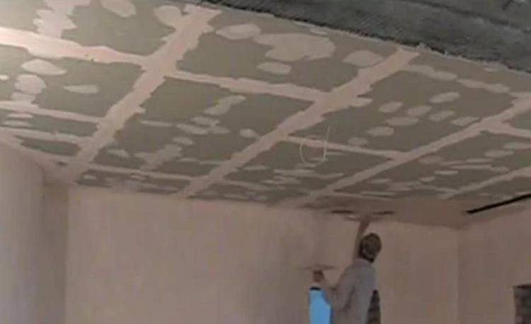 Как шпаклевать потолок