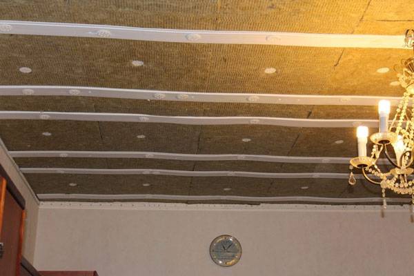 Бескаркасная шумоизоляция потолка