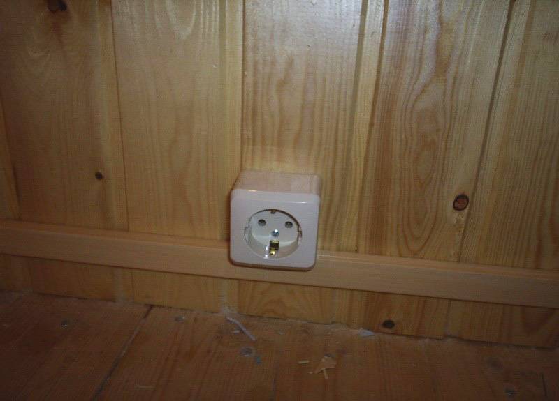 Электропроводка в деревянном доме своими руками. пошаговая методика выполнения работ