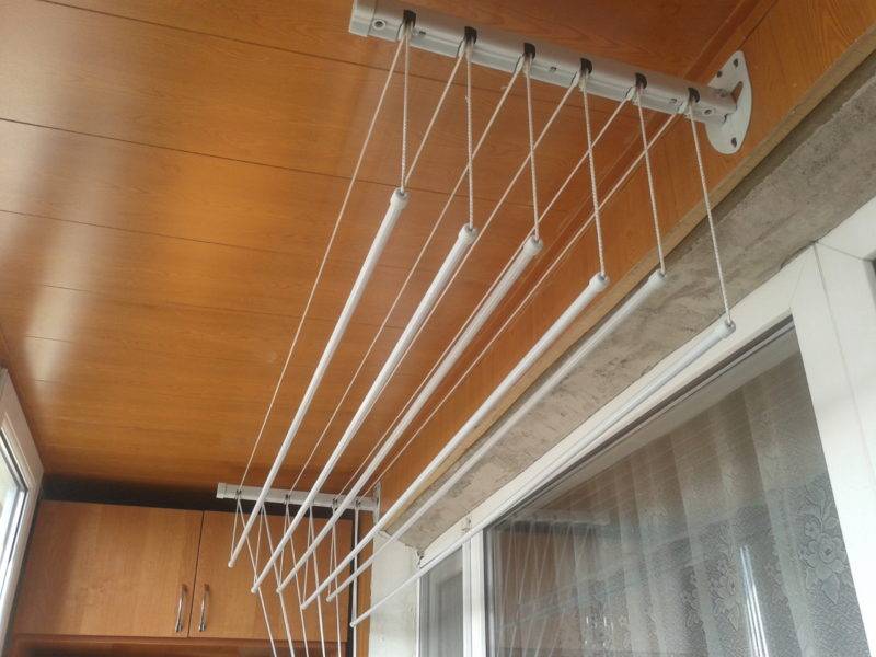Просто и практично: потолочная сушилка для белья на балкон
