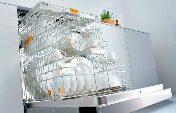 Как запустить посудомоечную машину первый раз