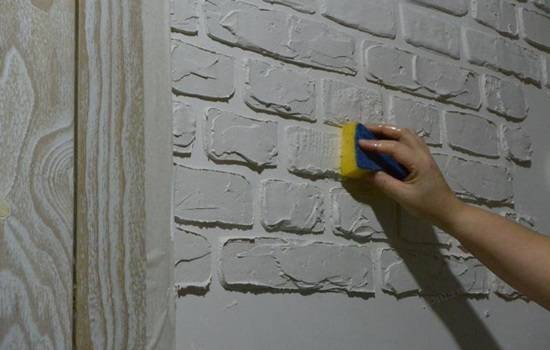 Имитация кирпичной стены своими руками в интерьере: как сделать из штукатурки и шпаклевки, гипсокартона и белой кладки из пенопласта на балконе и в спальне