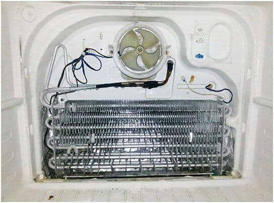 Почему стучит холодильник: поиск причин и методы устранения стука