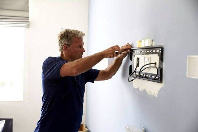 Как повесить телевизор на стену - закрепить своими руками на кронштейн