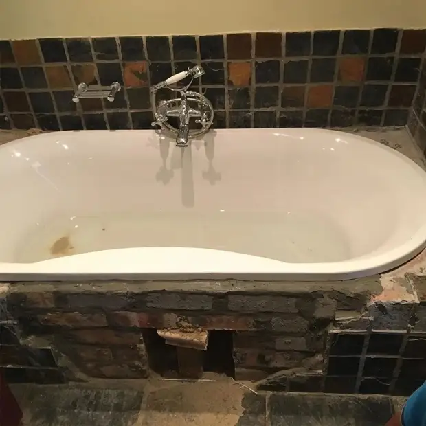Установка акриловой ванны своими руками: под плитку, на каркас, на ножки, на кирпичи (+ видео)