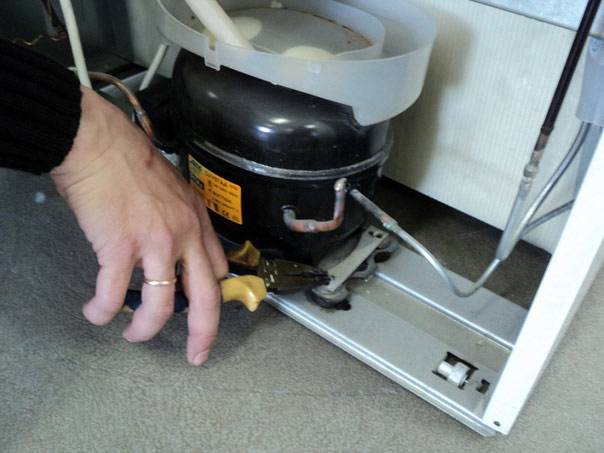 Как провести ремонт холодильника: поиск причины поломки + методы починки