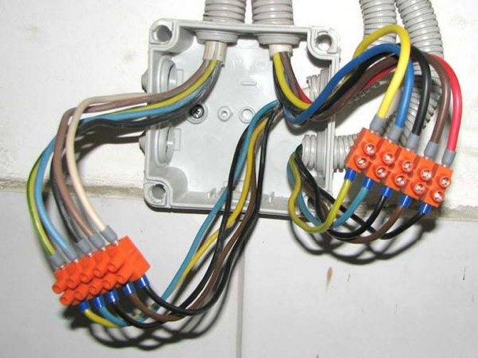 Соединение проводов в распределительной коробке для электропроводки