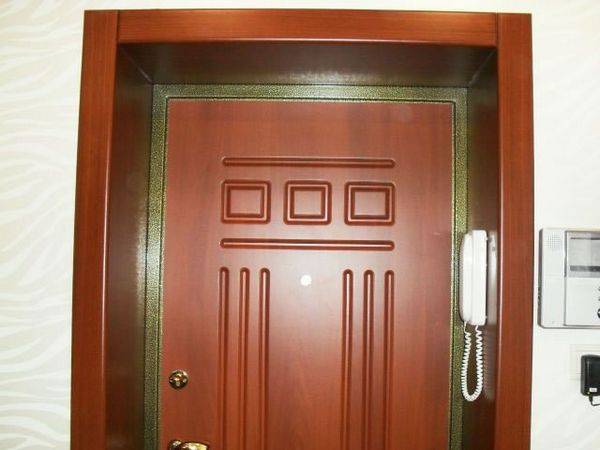 Отделка откосов входной двери: выбор материала и порядок монтажа