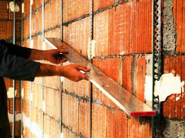 Технология подготовки поверхностей к оштукатуриванию: выполнение работ на различных основаниях, в том числе деревянных, кирпичных, бетонных