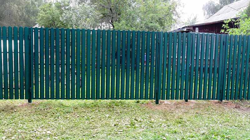 Как сделать железный забор: установка и покраска ограждения своими руками