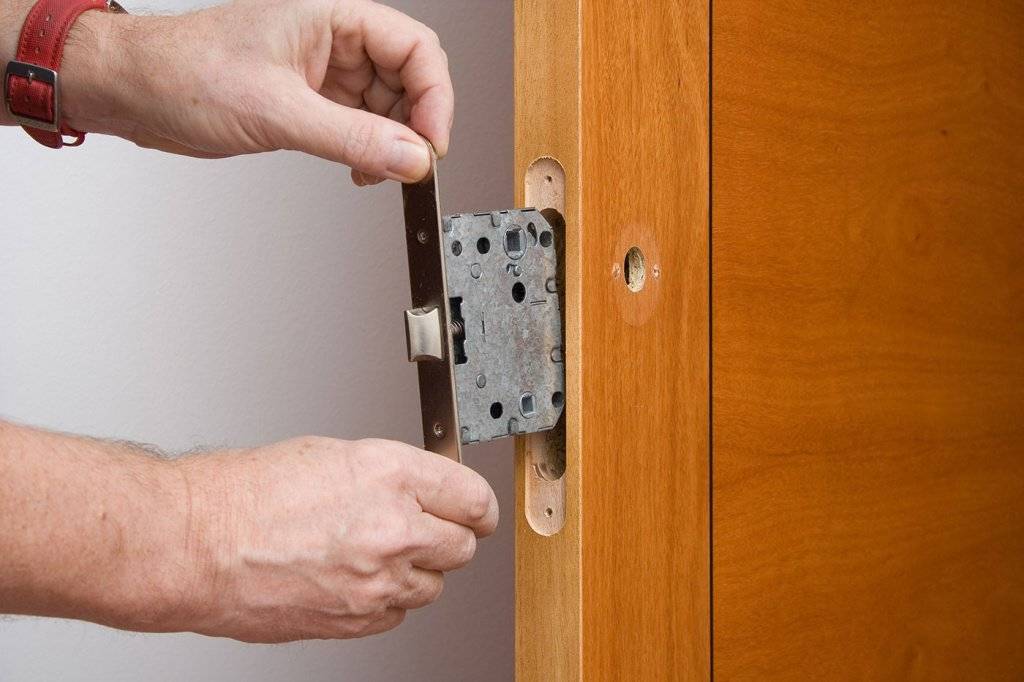 Установка межкомнатной двери своими руками: пошаговая инструкция как правильно это сделать и что нужно для этого
