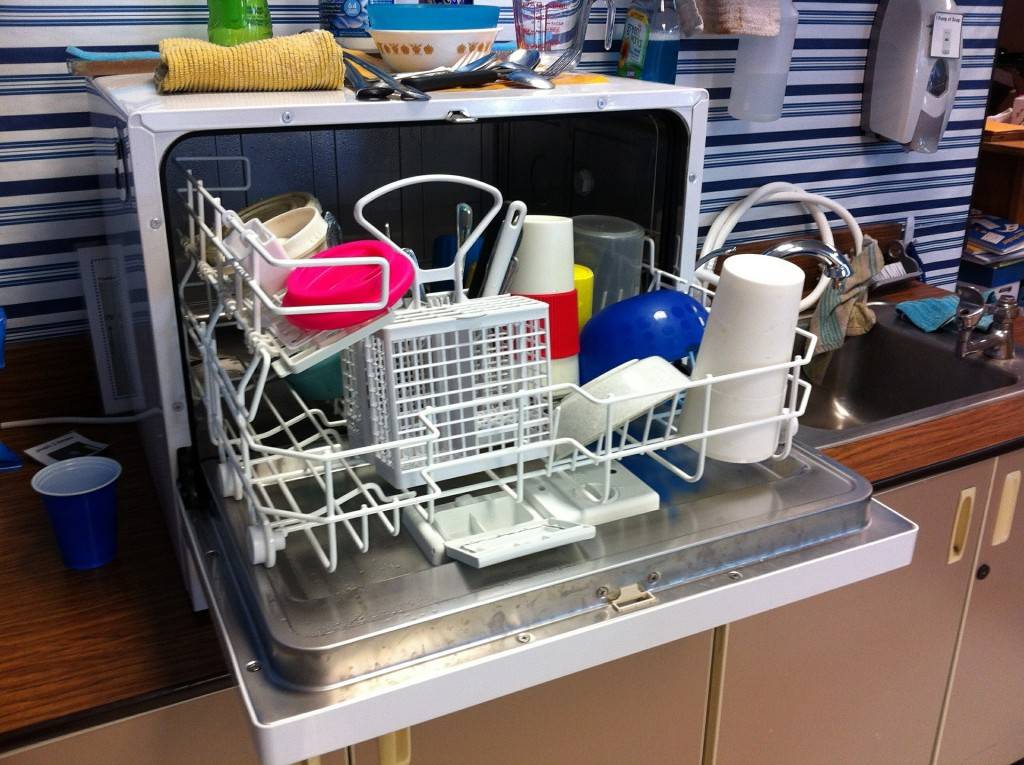 А вы знали? 16 вещей, которые можно мыть в посудомоечной машине (и это не посуда)
