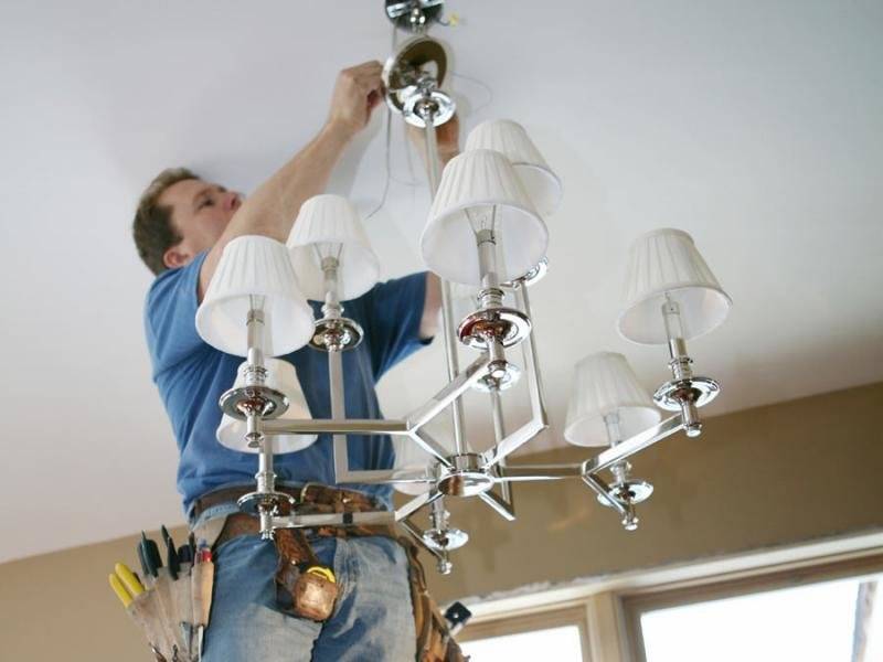 Как правильно установить светильники в натяжной потолок своими руками? пошаговая инструкция монтажа