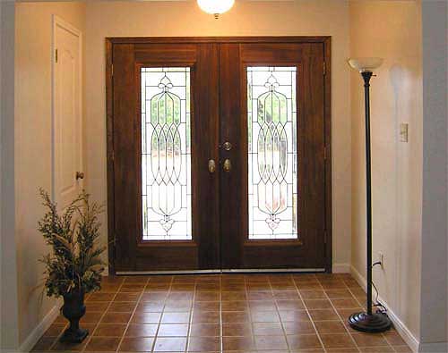 Входная дверь со стеклом для частного дома: примеры оформления