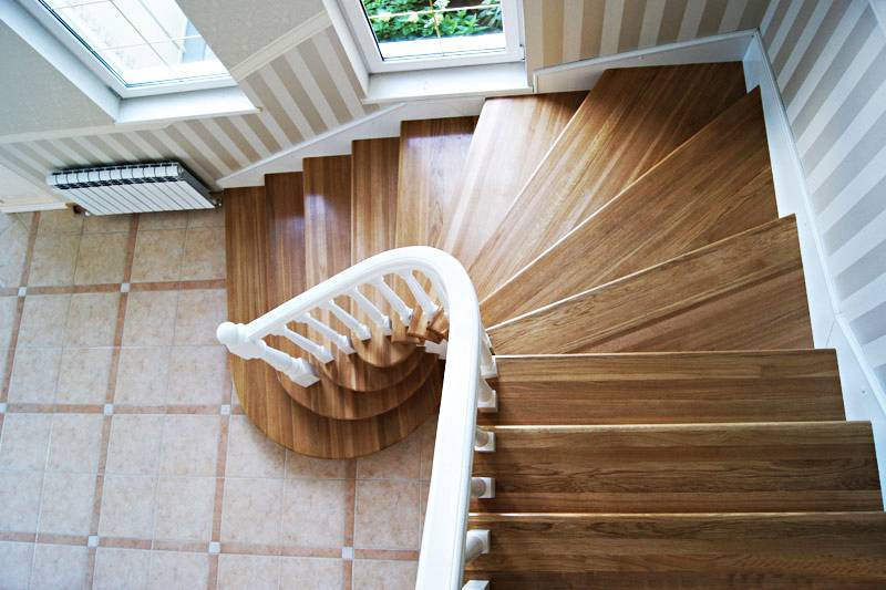 Деревянные лестницы на второй этаж в частном доме: проекты и фото образцов