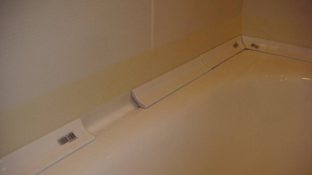 Потолочный плинтус в ванной. выбор потолочного плинтуса | хитрости ремонта
