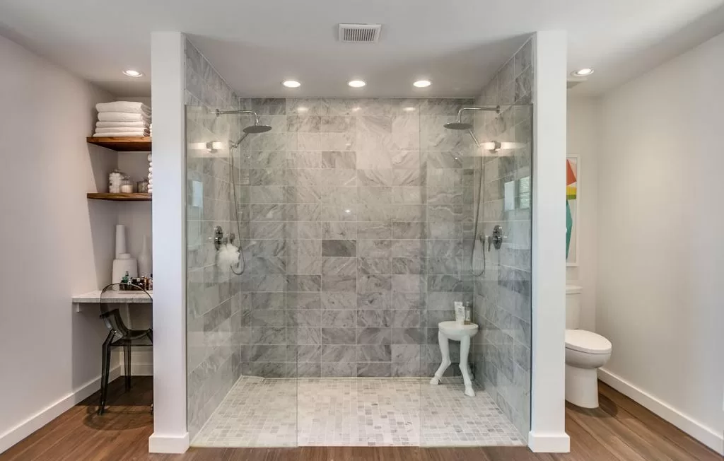 Маленькая ванная комната с душевой кабиной, перегородкой из стекла, стиральной машиной и туалетом: дизайн
 - 33 фото